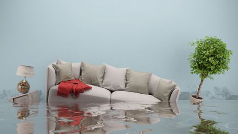 Bild Wasserschaden, Couch versinkt im Wasser